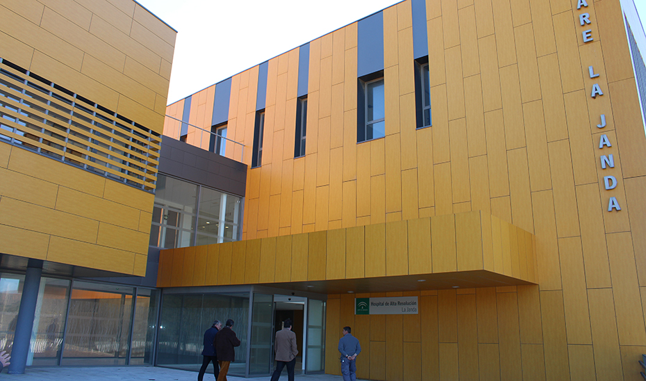 Fachada del hospital de La Janda, inaugurado el pasado 27 de marzo.